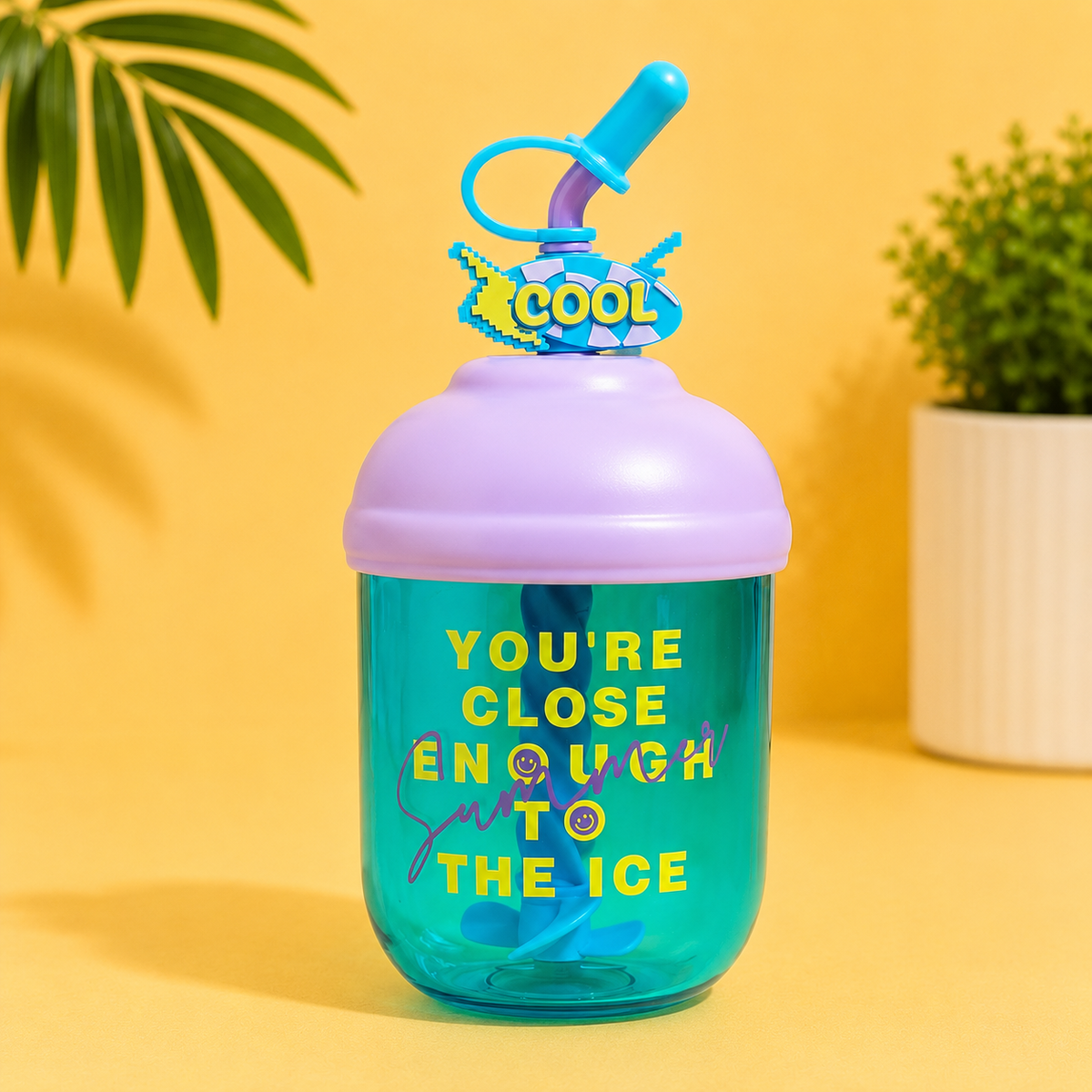 Sipper Cup with Twisted Straw & Spill-Resistant Lid 600 ml Plastic Sipper